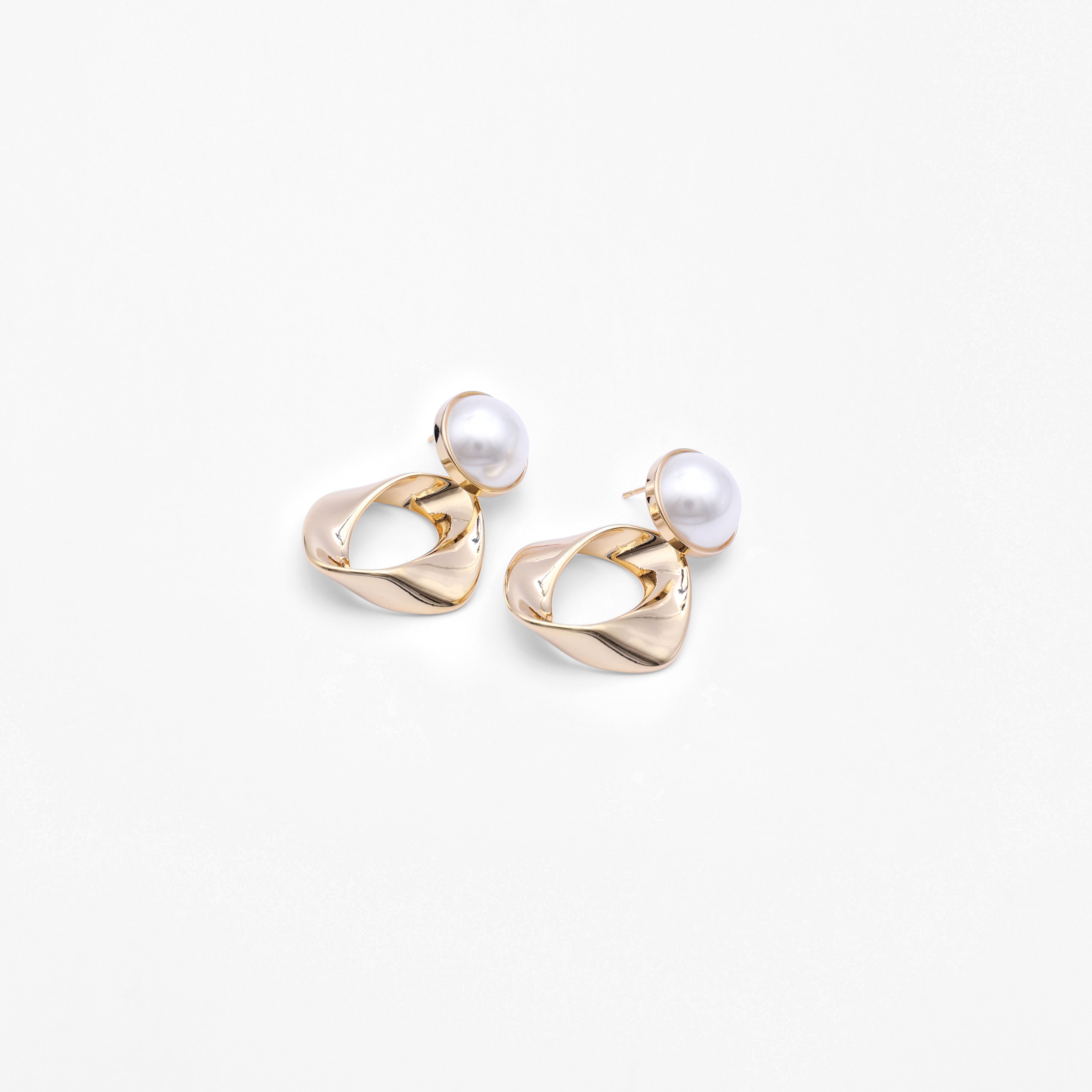 Kikki Pearl Earrings
