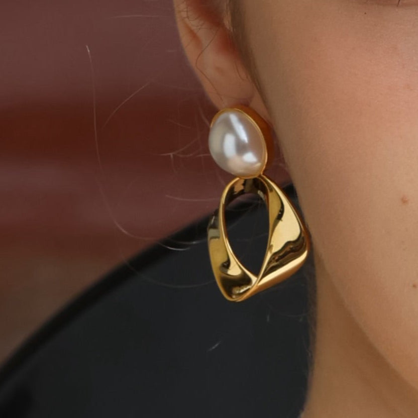 Kikki Pearl Earrings